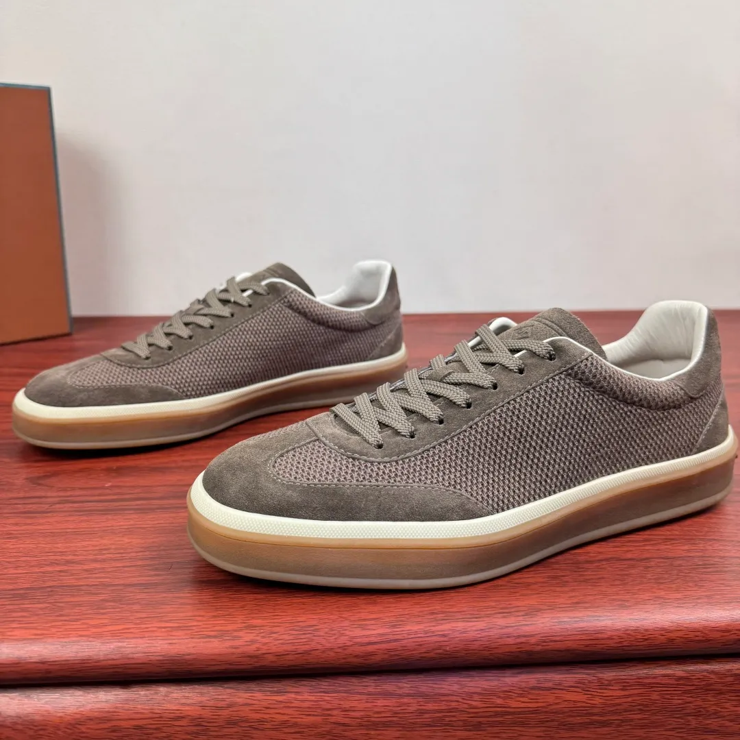 Batch 740 Loro Piana Tennis Walk men's moral training sneakers! These new textured leather tennis shoes feature an ultra-low-top design for year-round wear and are water-resistant. The wrapped sole creates an effortlessly attractive color combination that harmoniously blends functionality with understated style. The ideal footwear option for urban dressing. The heel is decorated with a soft calfskin tongue with Kummel color inserts and an embossed LP logo. Cotton shoelaces. Material: Upper: Gray woven stitching with cowhide accents! Sole: Rubber lining: Cow leather original rubber sole, excellent foot comfort, complete package! Size: 39-40-41-42-43-44 leather shoe size (can be customized to 38.4546) Item number: FAM1316 light gray